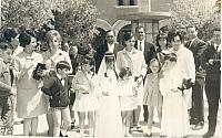 1967 Comunion Miguel y Pilar Perez con su familia en la plaza