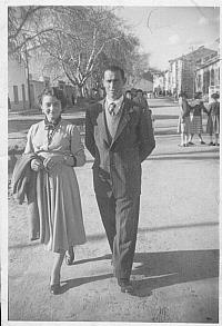 1960 Ramon y Delfina paseando por la carretera de Quinto