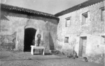 Ermita de Matamala aos 40 con la casa del ermitao