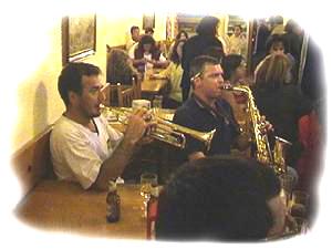 Carlos Urmeneta y Bruno tocando en el bar de Mallor, Bonastre de 2000