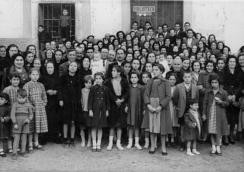 Quinto: Grupo de gente en la Biblioteca años 40