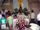 Quinto - Interior de la Ermita de Matamala con Gente adorando, Abril de 1999