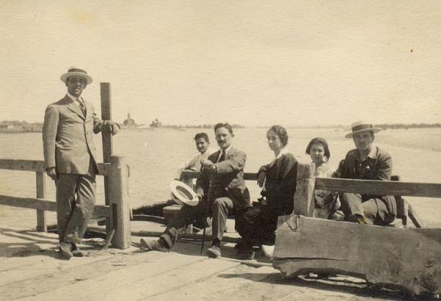 1933 Paco Oliete el mas joven pasando a pina en la barca con su familia