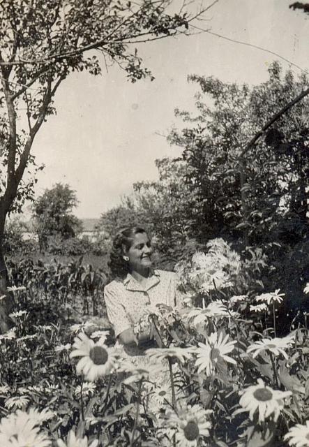 1943 Gloria Borderas en el jardin de la tia maria