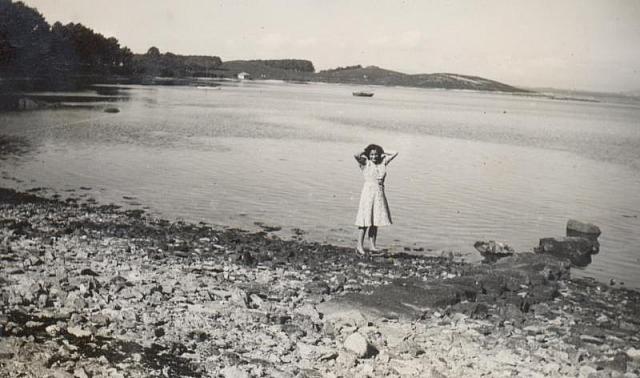 1943 Gloria Borderas en la orilla del rio