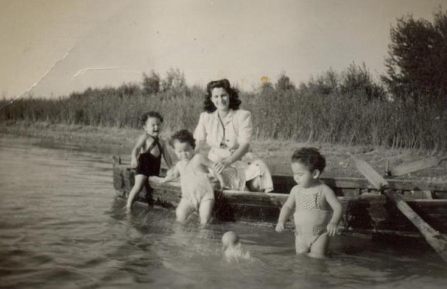 1947 Gloria Borderas Isabel Carlos y Marisol -sobrina -en la orilla del rio