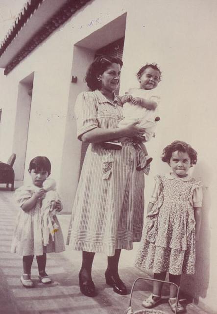 1949 Gloria Borderas con sus hijas embarazada de su quinta hija