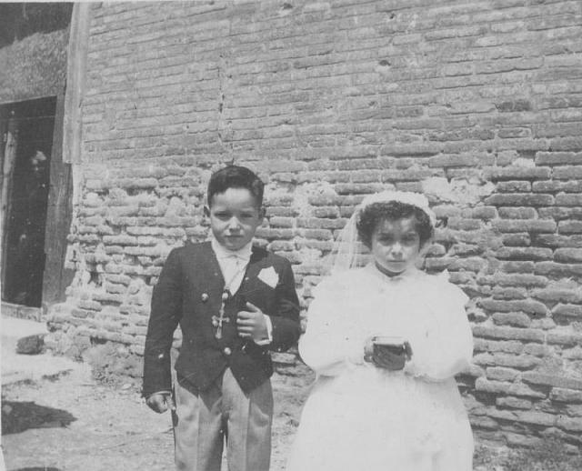 1950 pedro e isabel en la iglesia de san juan primera comunion