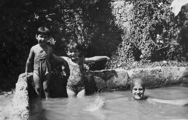 1951 mama con isa y alicia en la piscina del tio luis