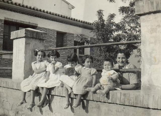 1953 Gloria Borderas con sus hijas casa del medico