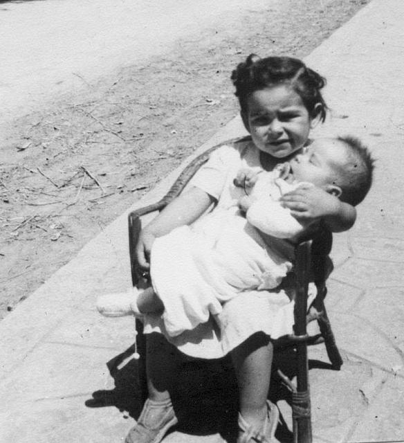 1953 maria oliete con su hermana peque a luisa