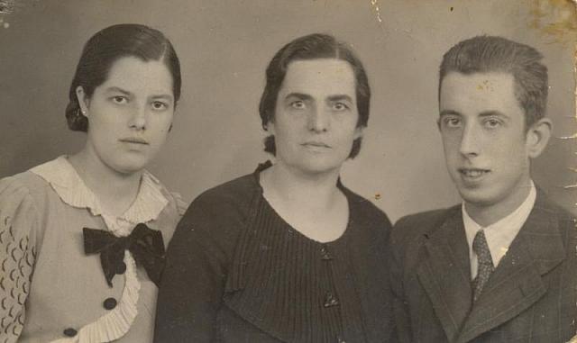 1915 Natalia mujer de Julian Arilla con sus dos hijos Pilarin y Luis
