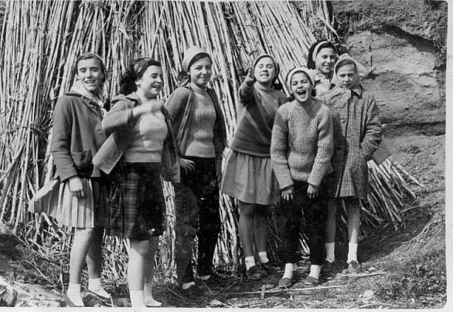 1960 en el rio grupo de chicas