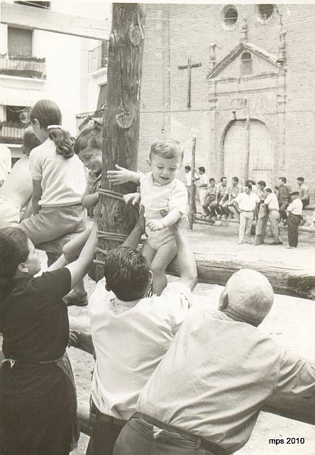 1960s aurelio con sus hijos en la plaza vieja