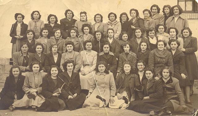 1950s grupo de mujeres de quinto en ejercicios espirituales