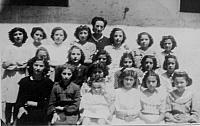 1945 escolares con la maestra isabel en brazos de pilar cinca