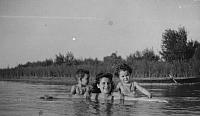 1946 al fondo la barca con nuestra playa al otro lado del rio - la playa de don paco-