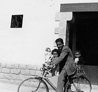 1946 francisco oliete novella en la plaza nueva con sus dos hijos