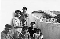 1949 gloria borderas con sus padres angel y concha de pina y sus hijas