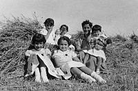 1955 gloria borderas con sus cinco hijas