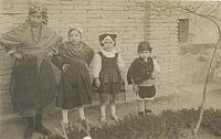 1900s Vicenta Dobato de ni a con otros ninyos