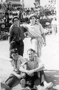 1940s en la plaza vieja con amigos