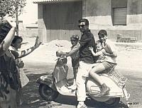 1960s aurelio con sus hijos en vespa