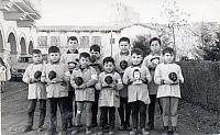 1960s grupo de escolares pidiendo para el domund