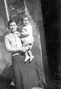 1950s Constancia con su hijo Constancio