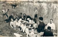 Matamala años 70 comiendo a la orilla del río Ebro