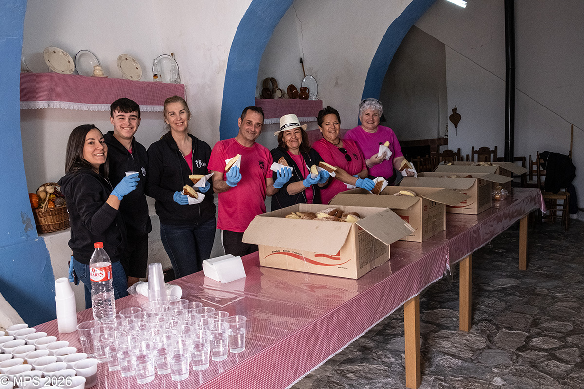 torta y vino para todos al finalizar la misa de Bonastre